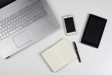laptop ve defter ile tablo
