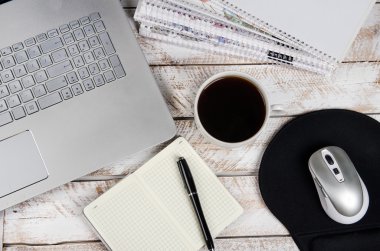 Sehpa ile laptop ve defter