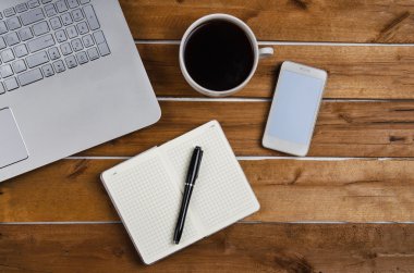 Sehpa ile laptop ve defter