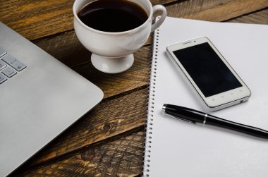 Sehpa ile laptop ve defter
