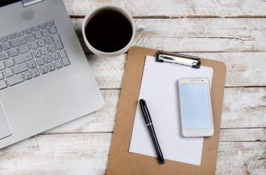 Sehpa ile laptop ve defter