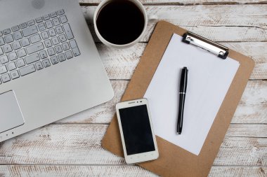 Sehpa ile laptop ve defter