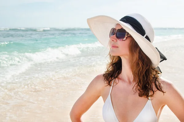 Jovem mulher na praia - Imagem stock — Fotografia de Stock