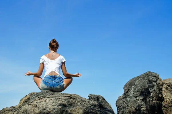 Mujer practicando yoga - Imagen de stock —  Fotos de Stock