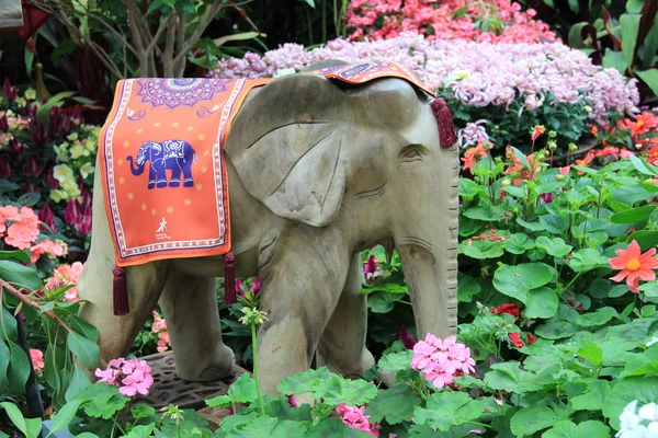 Elefantes y flores —  Fotos de Stock