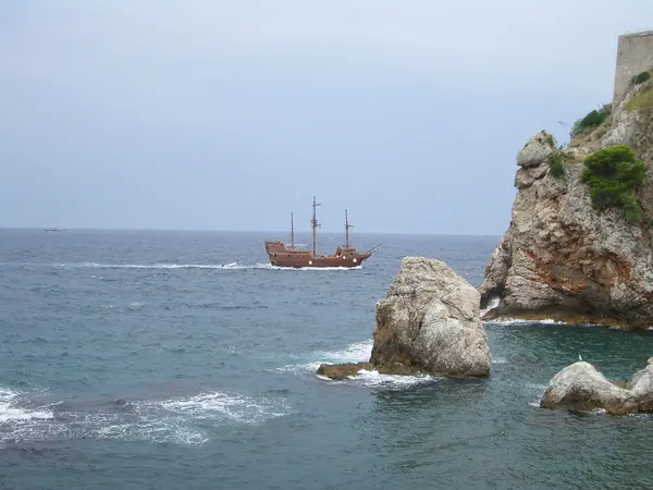 Fort Lovrijenac ve bir bira bardağı