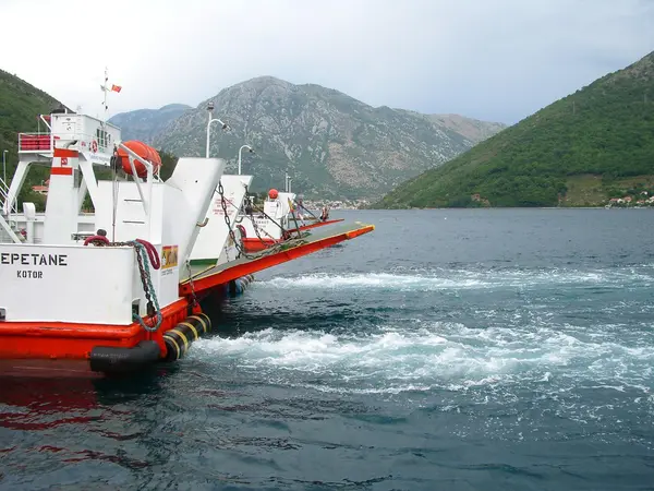 Onların çevirmek için wating kadar kaplı Feribotlar