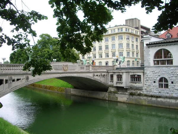 Nehrin öbür ucunda