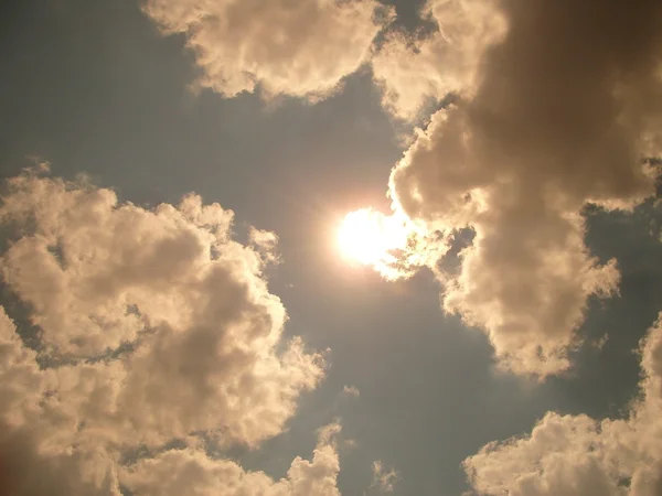 Bulutların arkasında