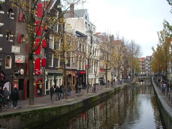Канал в Амстердаме — стоковое фото