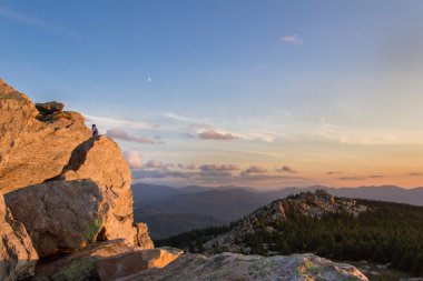Dağın tepesinde kayalar ve güzel gökyüzü