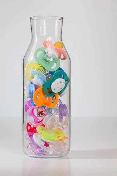 Några Färgglada Nappar Stor Glasflaska Med Vit Bakgrund — Stockfoto