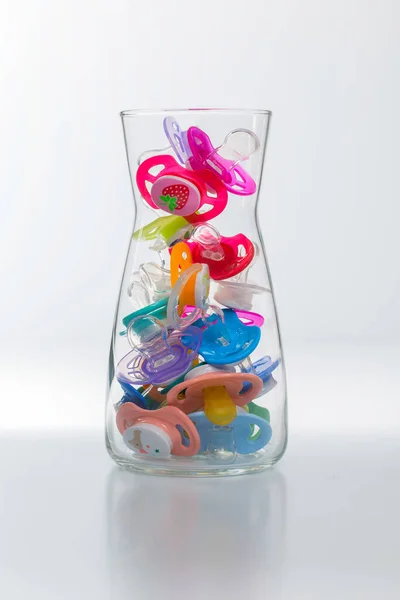 Några Färgglada Nappar Glasflaska Med Vit Bakgrund Högkvalitativt Foto — Stockfoto