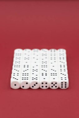 Birçoğu kırmızı arka planda fotokopi alanı olan küplere dizildi. Yüksek kalite fotoğraf