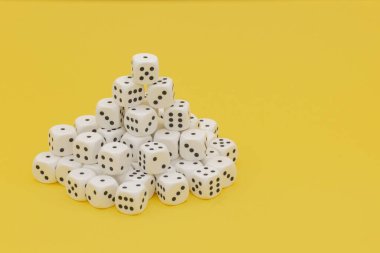 Sol tarafta sarı arka planı olan beyaz oyun küpleri kulesi. Boşluğu sağ tarafa kopyala