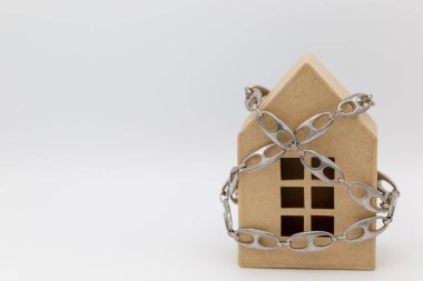 Korona zamanında çelik zincirli karantina önlemleri yüzünden ev kordon altına alındı.