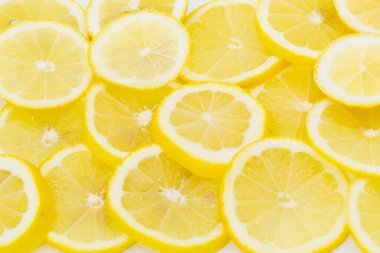 Bazı vitamin zengini limonlar arka plan olarak yan yana kesilmiş. Yatay