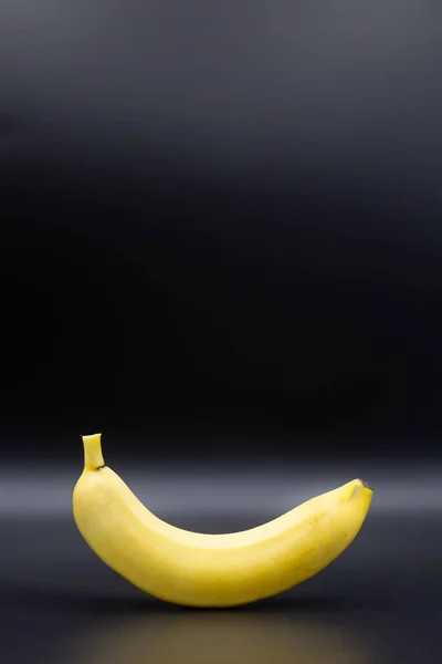 Hámozatlan Egészséges Banán Szabad Álló Ellen Fekete Háttér Függőleges Fénymásoló — Stock Fotó