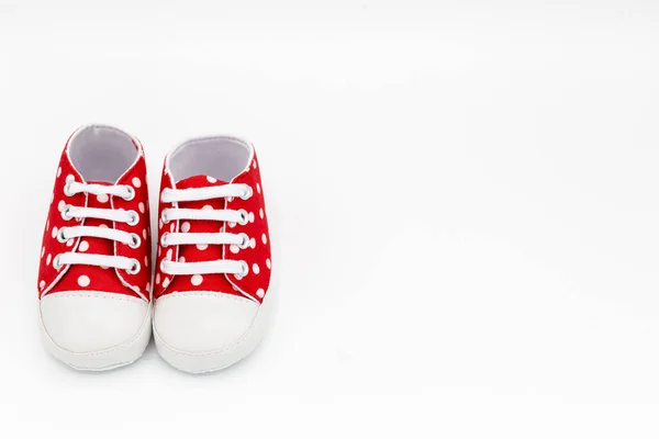 Pár bot pro novorozence v červené s bílými tečkami před izolovaným bílým pozadím a kopírovat prostor — Stock fotografie