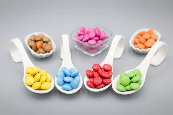 Trybowls Med Smarties Olika Färger Grå Bakgrund För Födelsedag Eller — Stockfoto