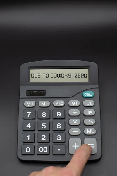 Persona Encargada Calculadora Dinero Disponible Tiempos Corona Covid Bloqueo Vertical — Foto de Stock