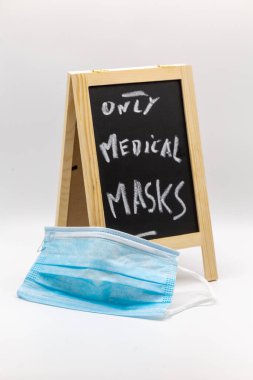 Chalkboard 'da sadece tıbbi maskeler vardı. Covid-19 kez ön planda tıbbi maske vardı.