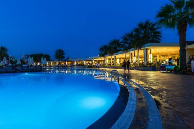 3 Ekim 2018 'de Türkiye' nin Antalya kentinde havuzu olan otel restoranının manzarası. Yatay olarak gece çekimi. Yatay