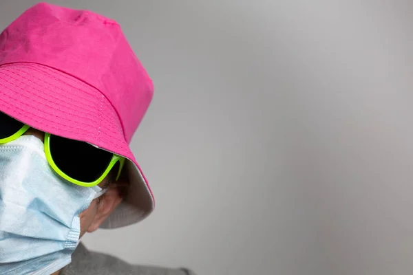 Hombre Con Máscara Surgera Gafas Sol Amarillas Sombrero Rosa Tiempos — Foto de Stock