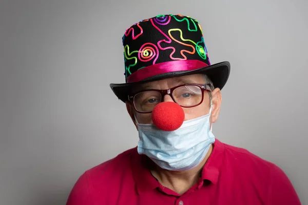 Человек Медицинской Маске Клоунский Нос Депрессивное Выражение Лица Карнавале Времена Лицензионные Стоковые Фото