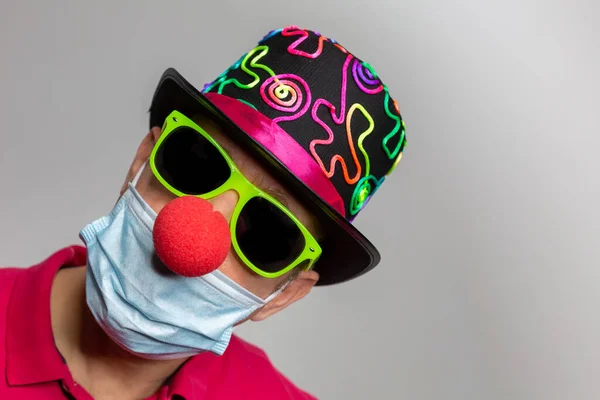 Человек Медицинской Маске Клоунский Нос Солнцезащитные Очки Красочные Шляпы Карнавале Лицензионные Стоковые Фото