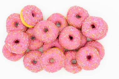 Beyaz arka planda üst görüntüde çekilmiş bir grup tatlı pembe çörek.