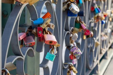 Frankfurt, Almanya 'da Eisener Steg Köprüsü. 4 Şubat 2021. Aşkı sembolize etmek için. Yatay