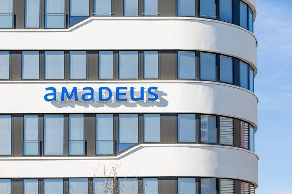 Административное Здание Логотипом Компании Amadeus Blue Lettering Плохом Хомбурге Германия Лицензионные Стоковые Изображения