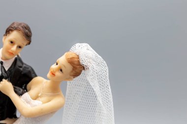 Gelin ve damadı olan, tebrik kartı ya da davetiye için gri bir geçmişi olan bir düğün çifti figürleri. Yatay