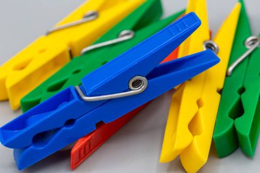 Giysileri sarı, mavi ve kırmızı olarak asmak için renkli mandallar ev halkını sembolize ediyor. Yatay