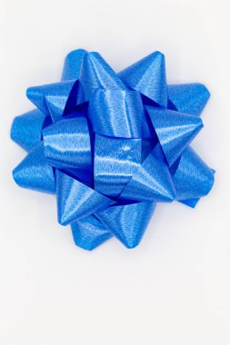 Doğumgünleri, aile kutlamaları, hediyeler ya da dekorasyon olarak diğer kutlamalar için beyaz arka planda mavi kurdele