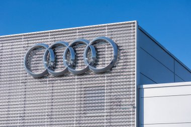 Oberursel, Almanya, 21.02.2021. Şirket logosu ve Audi harfleriyle Audi şirketinin satış binası. Yatay