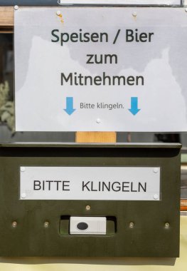 Alman restoranındaki şalterde üzerinde yazı olan zili çalın lütfen. Corona 'daki Almanca' yı ya da Coperid 'i 19 kez çalın. Dikey