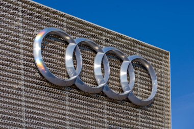 Oberursel, Almanya, 21.02.2021. Audi şirketinin satış binası şirket logosu ve harfleri eğimli. Yatay