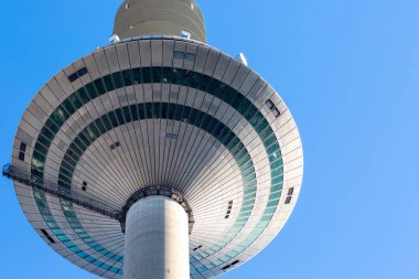 Frankfurt, Almanya - 21 Şubat 2021 - Europaturm mavi gökyüzü ve Frankfurt, Almanya 'da kopyalama alanı ile detaylandırıldı. Yatay