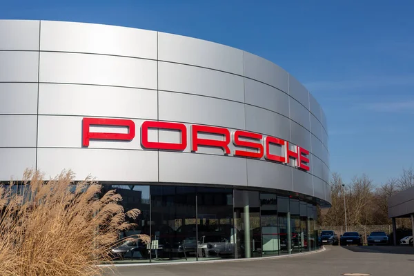 Оберурсель Германия Февраля 2021 Года Здание Продаж Porsche Цюрихе Красным Лицензионные Стоковые Изображения
