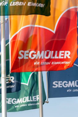 Weiterstadt, Almanya - 25 Şubat 2021 Mobilya şirketi segmuller 'in yazısıyla renkli bayraklar