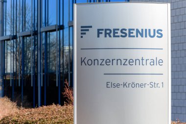 Bad Homburg, Almanya - 07.03.2021. Fresenius 'un merkezindeki şirket imzası, diyaliz için ürün ve hizmetler için. Yatay