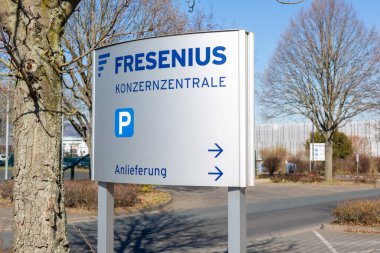 Bad Homburg, Almanya - 07.03.2021. Fresenius 'un karargahına giriş imzası. Ürün ve diyaliz hizmetleri için. Yatay