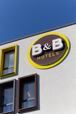 Bad Homburg, Almanya - 07.03.2021, beyaz cepheli, renkli pencereli ve otel logosu olan bir otelin dış görünüşü. Yüksek kalite fotoğraf