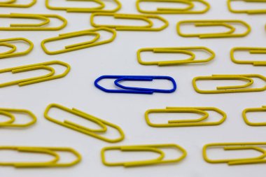 Bir yönde uzanan sarı ataçlar ters yöne giden mavi bir ataça yol açar..