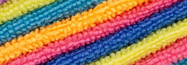 Arkaplan olarak çeşitli renklerde havlular sağlık, kaplıca ve hijyen konularında panorama formatında mavi, sarı ve pembe renklerde. Yatay