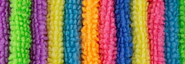 Kaplıca, sağlık ve hijyen konularının arka planı olarak çeşitli renklerde havlular ve panorama formatında sarı, mavi ve pembe renkler. Yatay panoramik