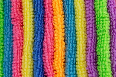 Havlular ve temizlik bezleri sauna, spa ve hijyen konularının arkaplanı olarak mavi, sarı ve pembe renkleriyle farklı renklerdedir. Yatay