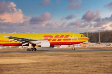 Frankfurt, Almanya - 25.03.2021 - Alman Dhl 'den havalimanı Frankfurt' tan havalanan uçak. Yatay